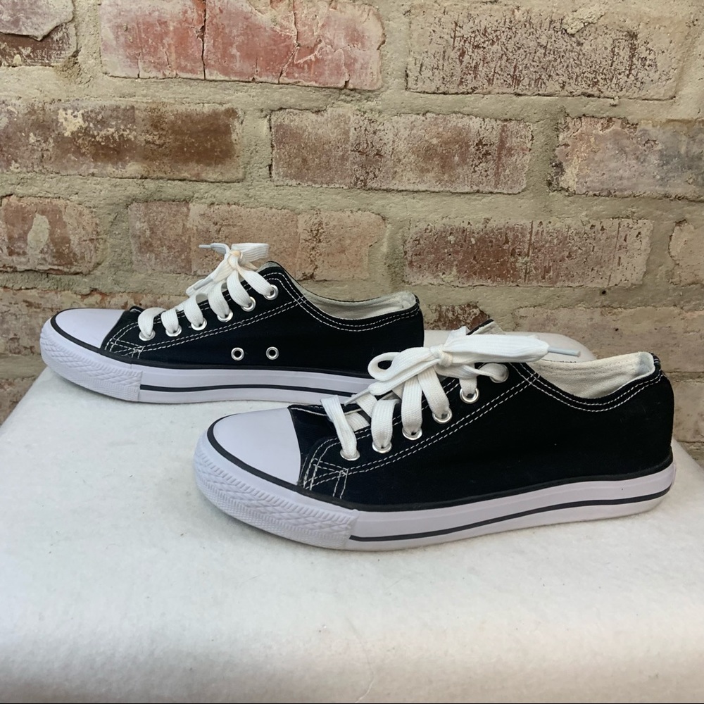 Calzados black white canvas sneakers size 9